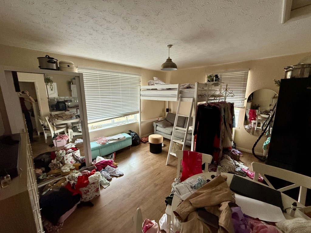 Lot: 148 - FREEHOLD BLOCK OF SIX FLATS FOR INVESTMENT - Living room/bedroom
